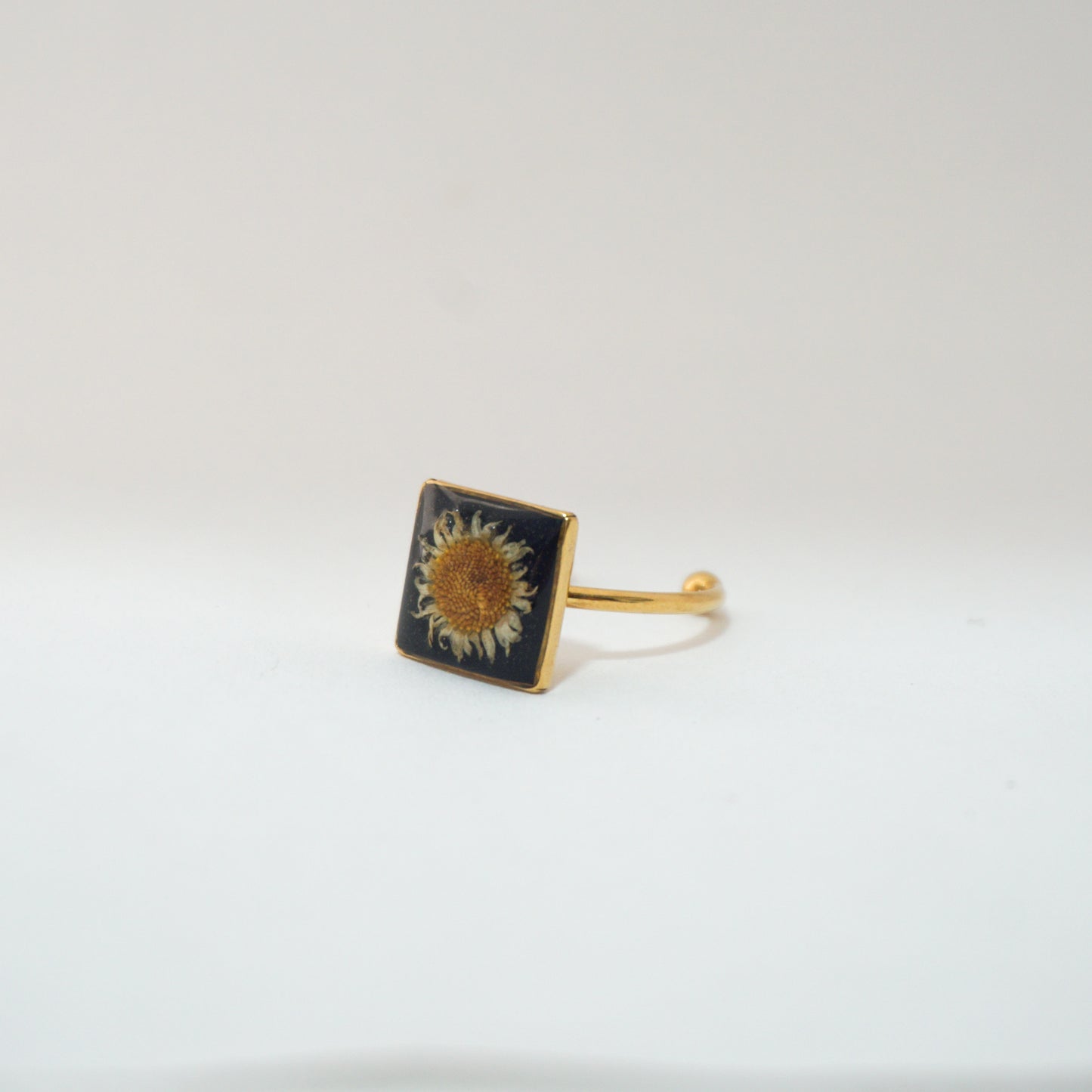 Anillo ajustable margarita fondo negro