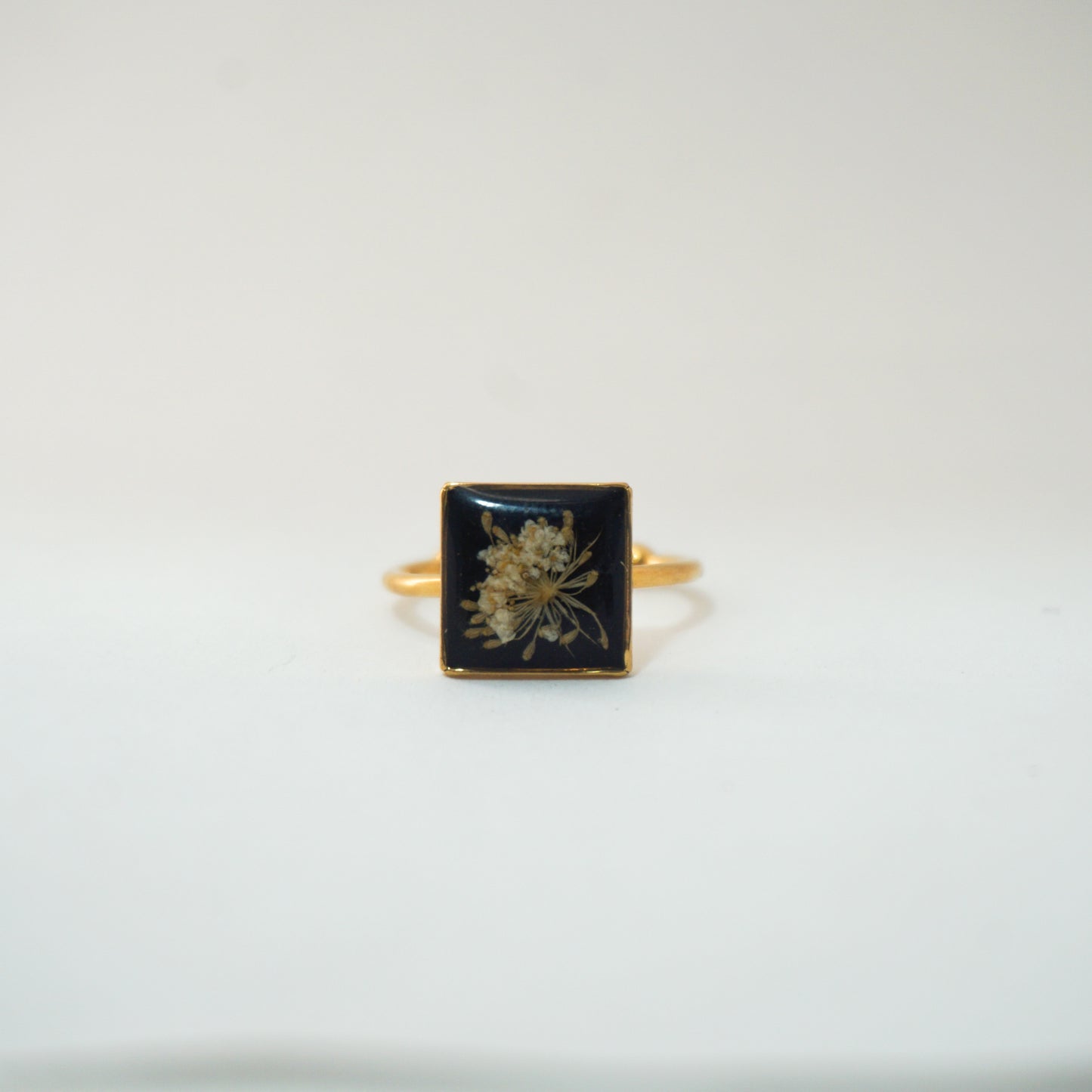 Anillo ajustable encaje fondo negro