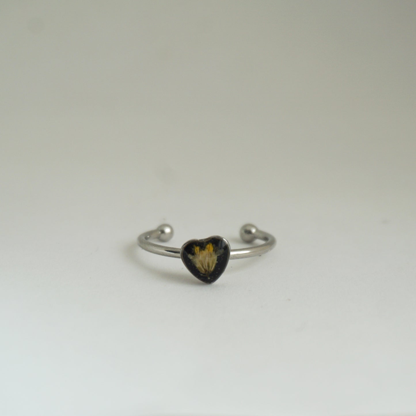 Anillo ajustable flor silvestre fondo negro