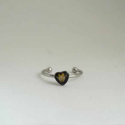 Anillo ajustable flor silvestre fondo negro