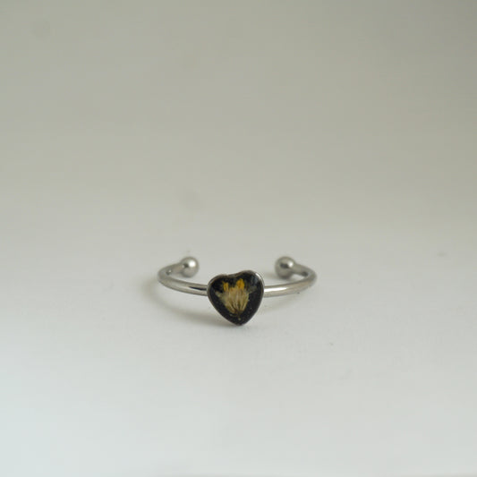 Anillo ajustable flor silvestre fondo negro