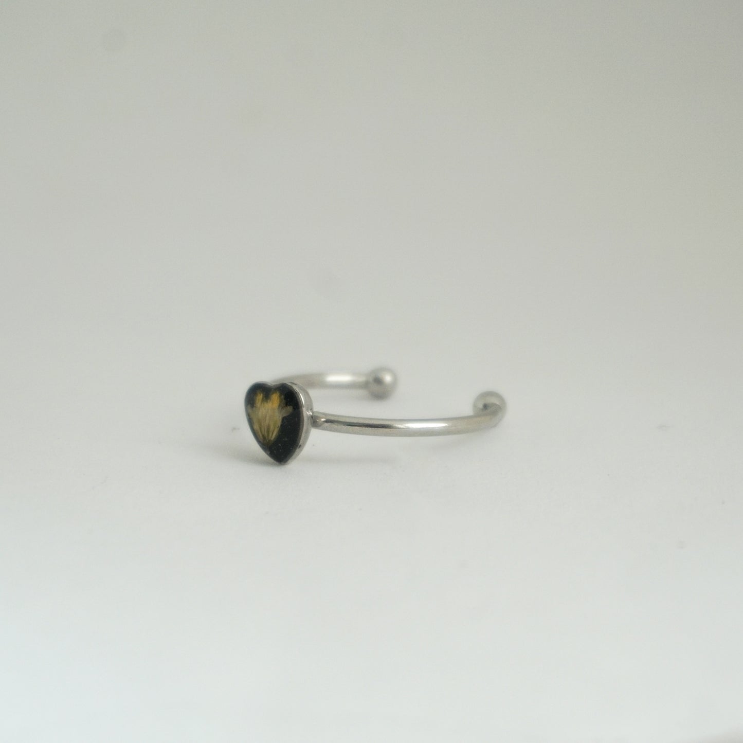Anillo ajustable flor silvestre fondo negro