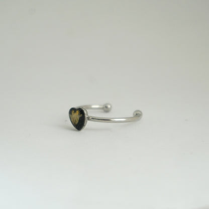 Anillo ajustable flor silvestre fondo negro