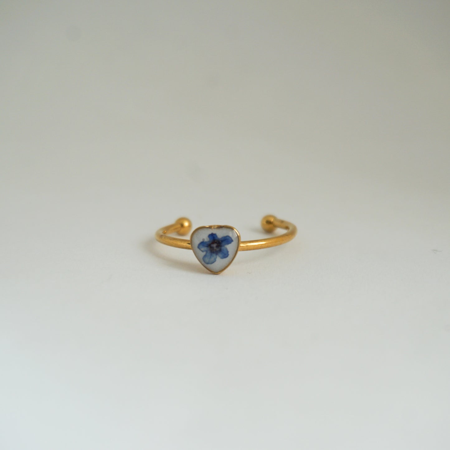 Anillo ajustable nomeolvides fondo blanco