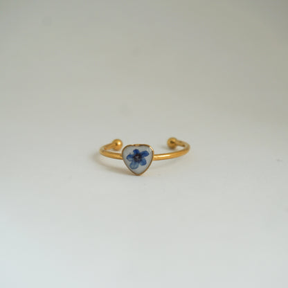 Anillo ajustable nomeolvides fondo blanco