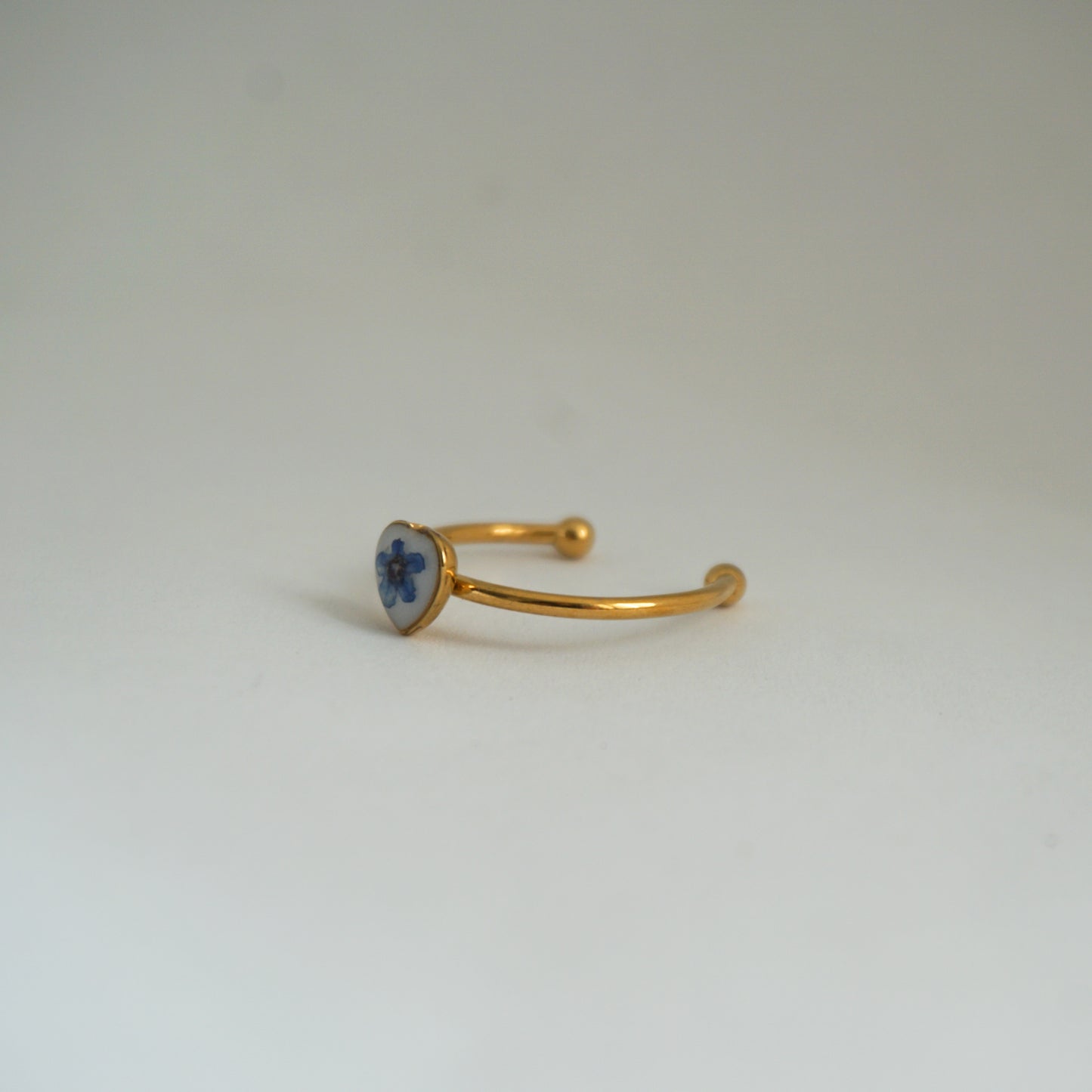 Anillo ajustable nomeolvides fondo blanco
