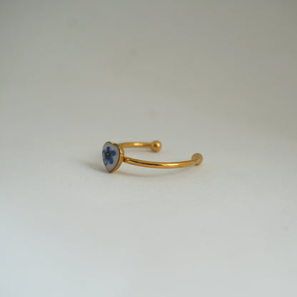 Anillo ajustable nomeolvides fondo blanco