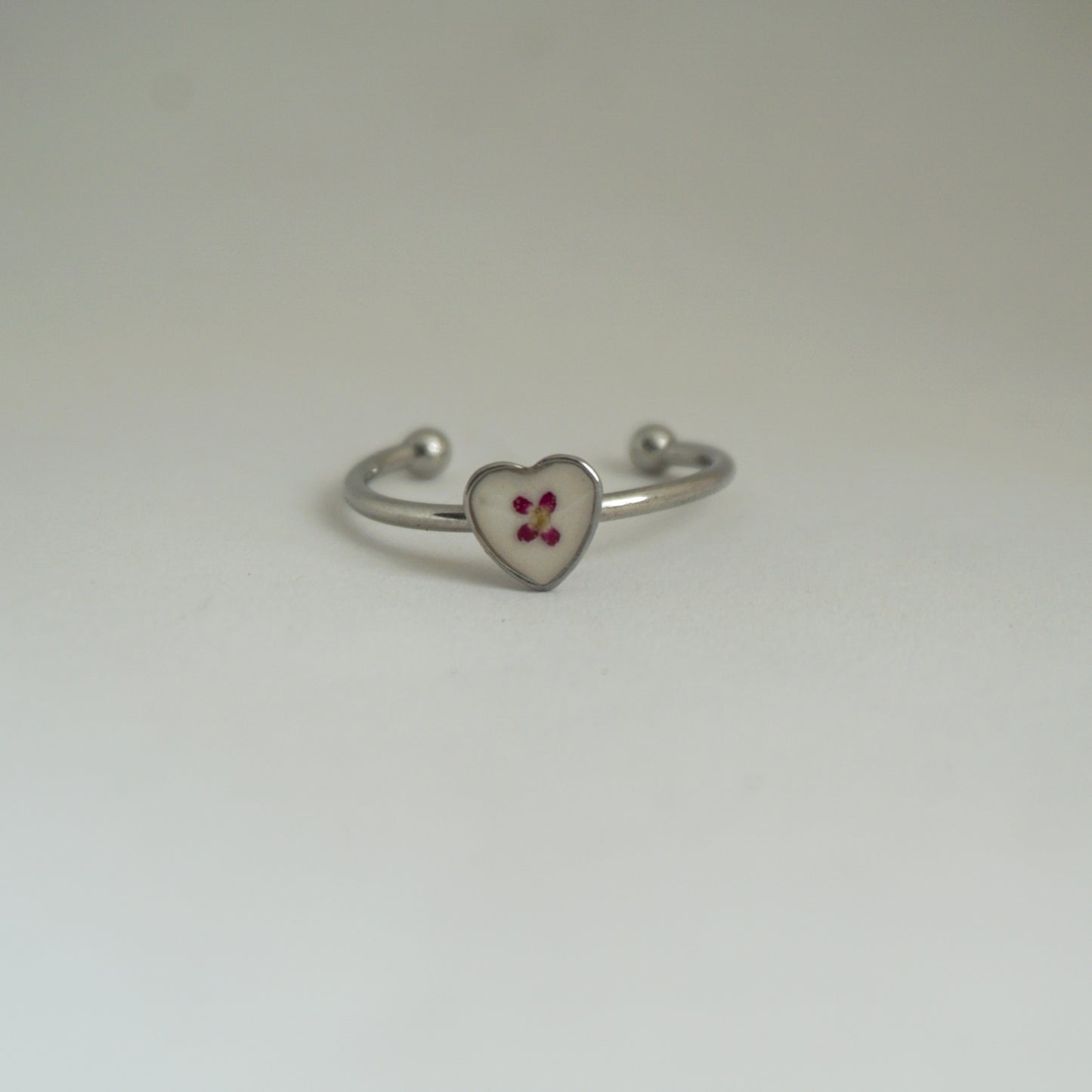Anillo ajustable panalillo fucsia fondo blanco