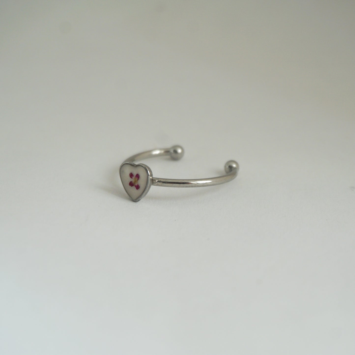 Anillo ajustable panalillo fucsia fondo blanco