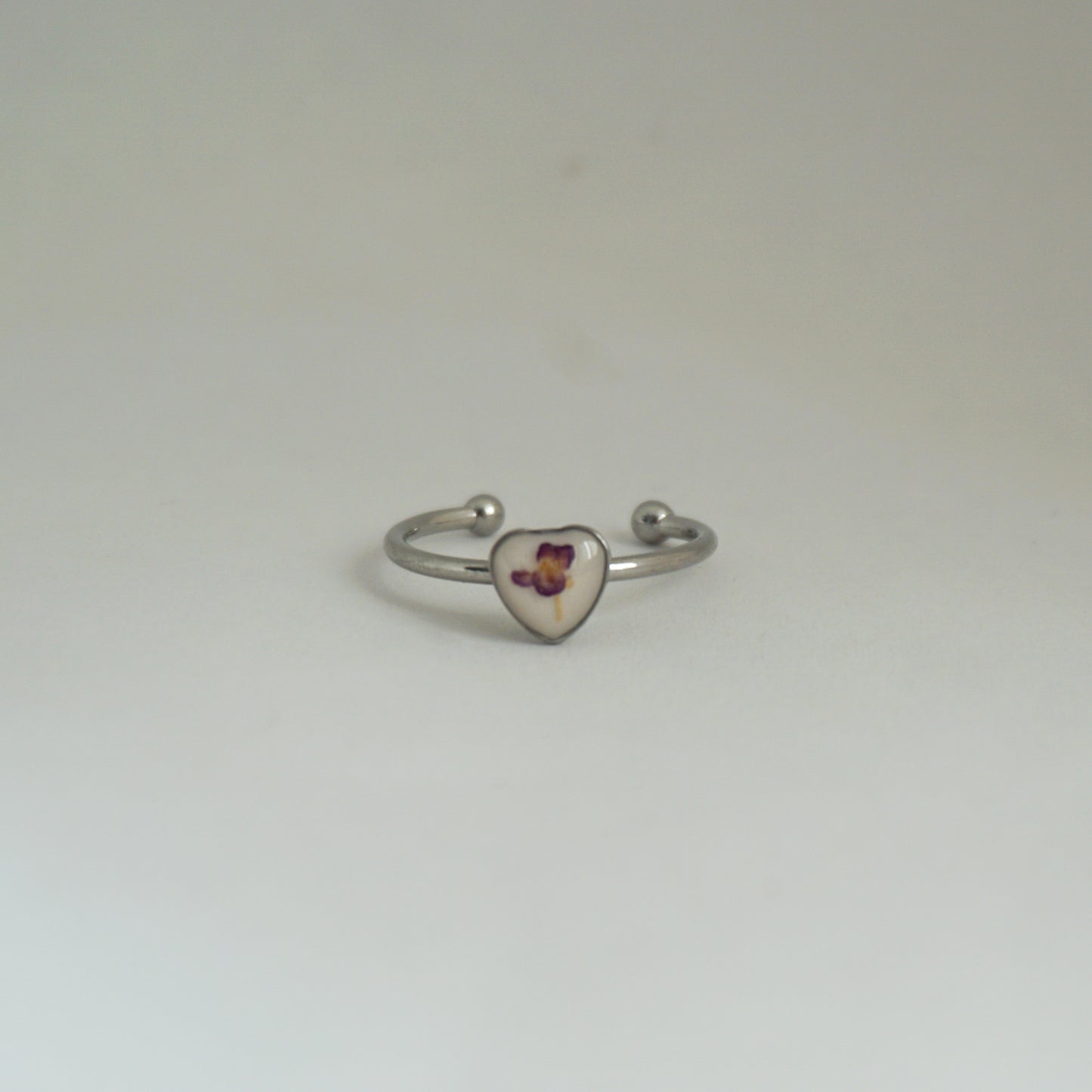 Anillo ajustable panalillo morado fondo blanco