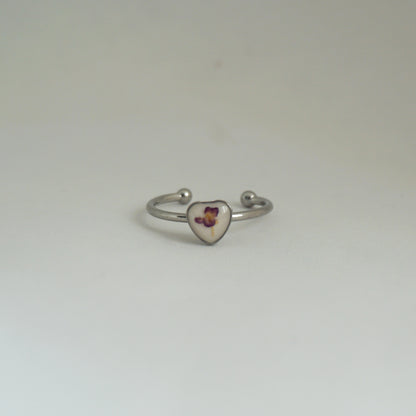 Anillo ajustable panalillo morado fondo blanco