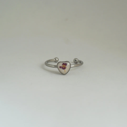 Anillo ajustable panalillo morado fondo blanco