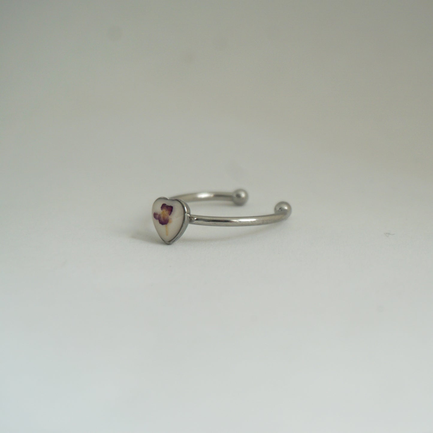 Anillo ajustable panalillo morado fondo blanco