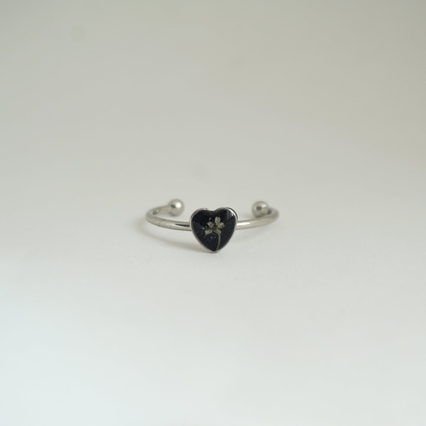 Anillo ajustable flor del cilantro fondo negro