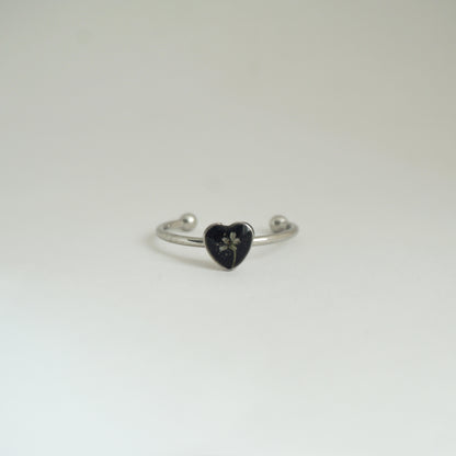 Anillo ajustable flor del cilantro fondo negro