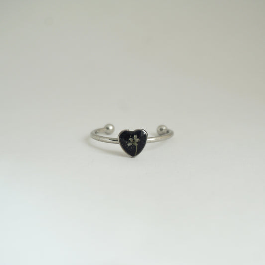 Anillo ajustable flor del cilantro fondo negro