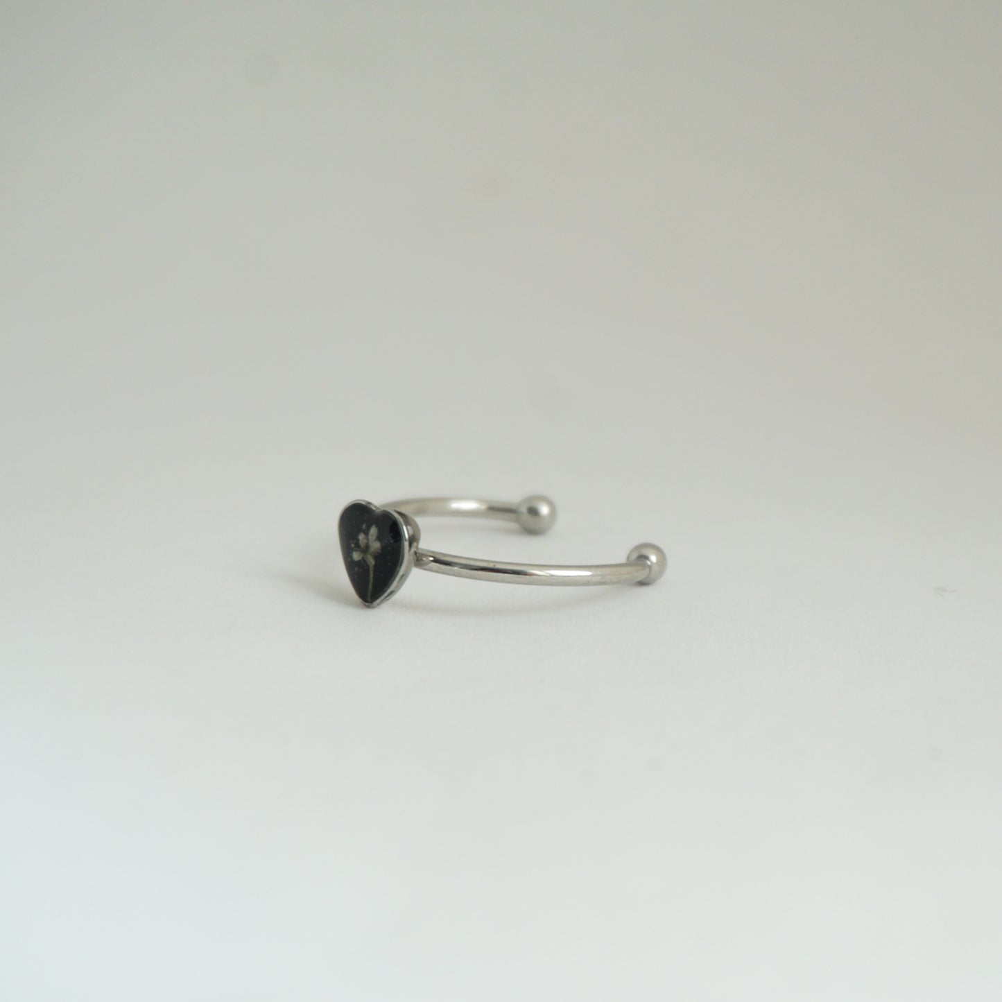 Anillo ajustable flor del cilantro fondo negro