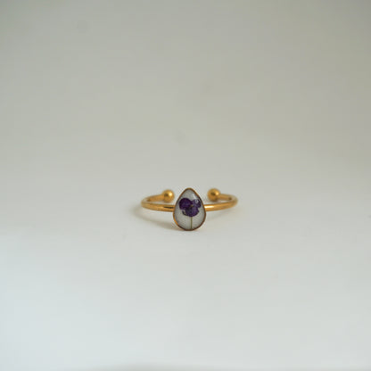 Anillo ajustable panalillo morado fondo blanco
