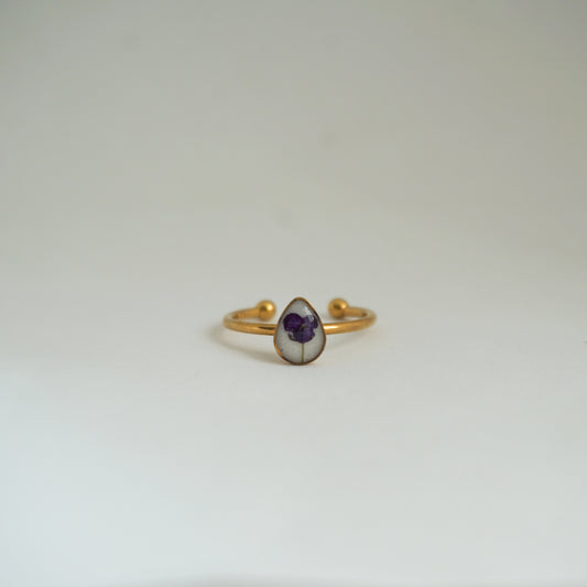 Anillo ajustable panalillo morado fondo blanco