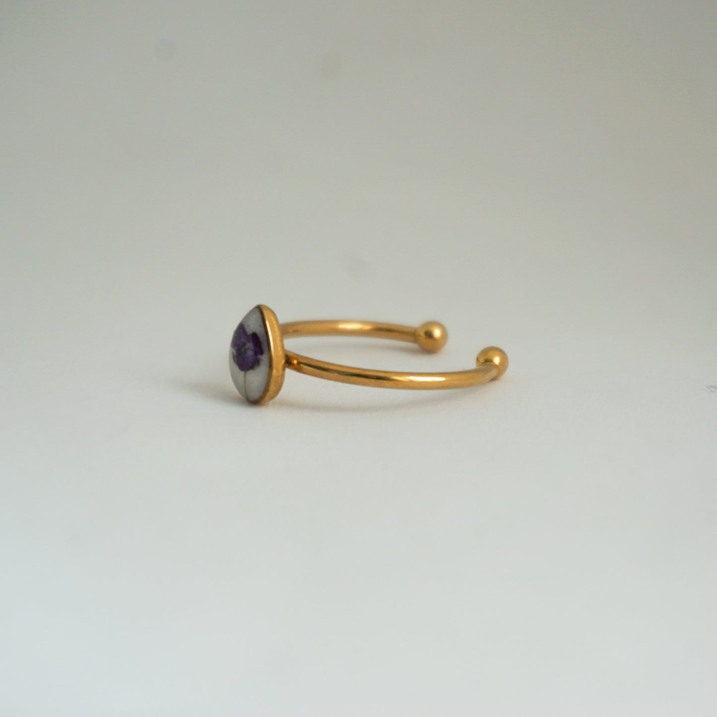 Anillo ajustable panalillo morado fondo blanco