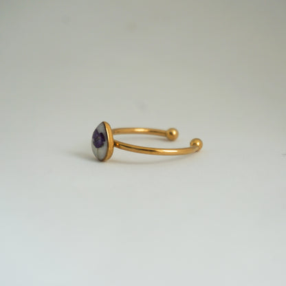 Anillo ajustable panalillo morado fondo blanco