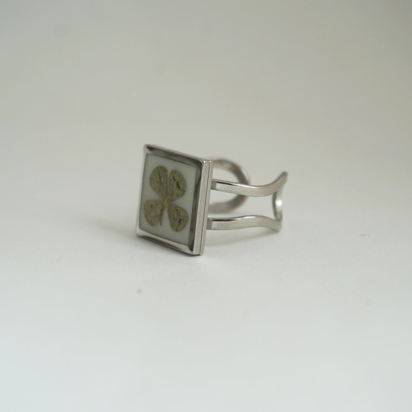 Anillo ajustable trébol fondo blanco