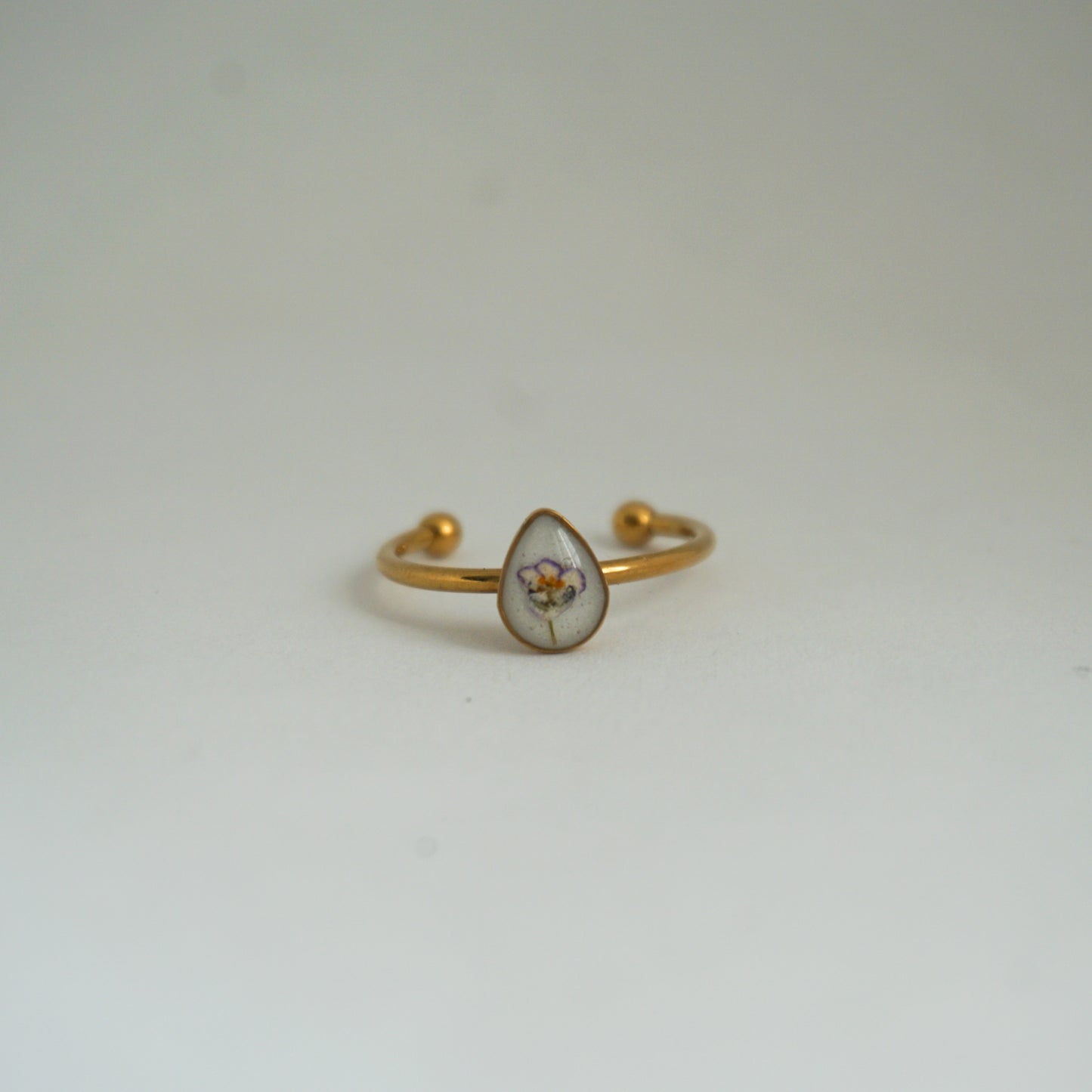 Anillo ajustable panalillo lila fondo blanco