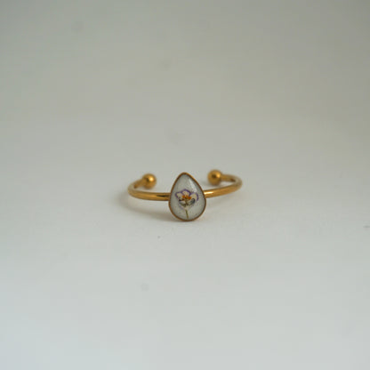 Anillo ajustable panalillo lila fondo blanco