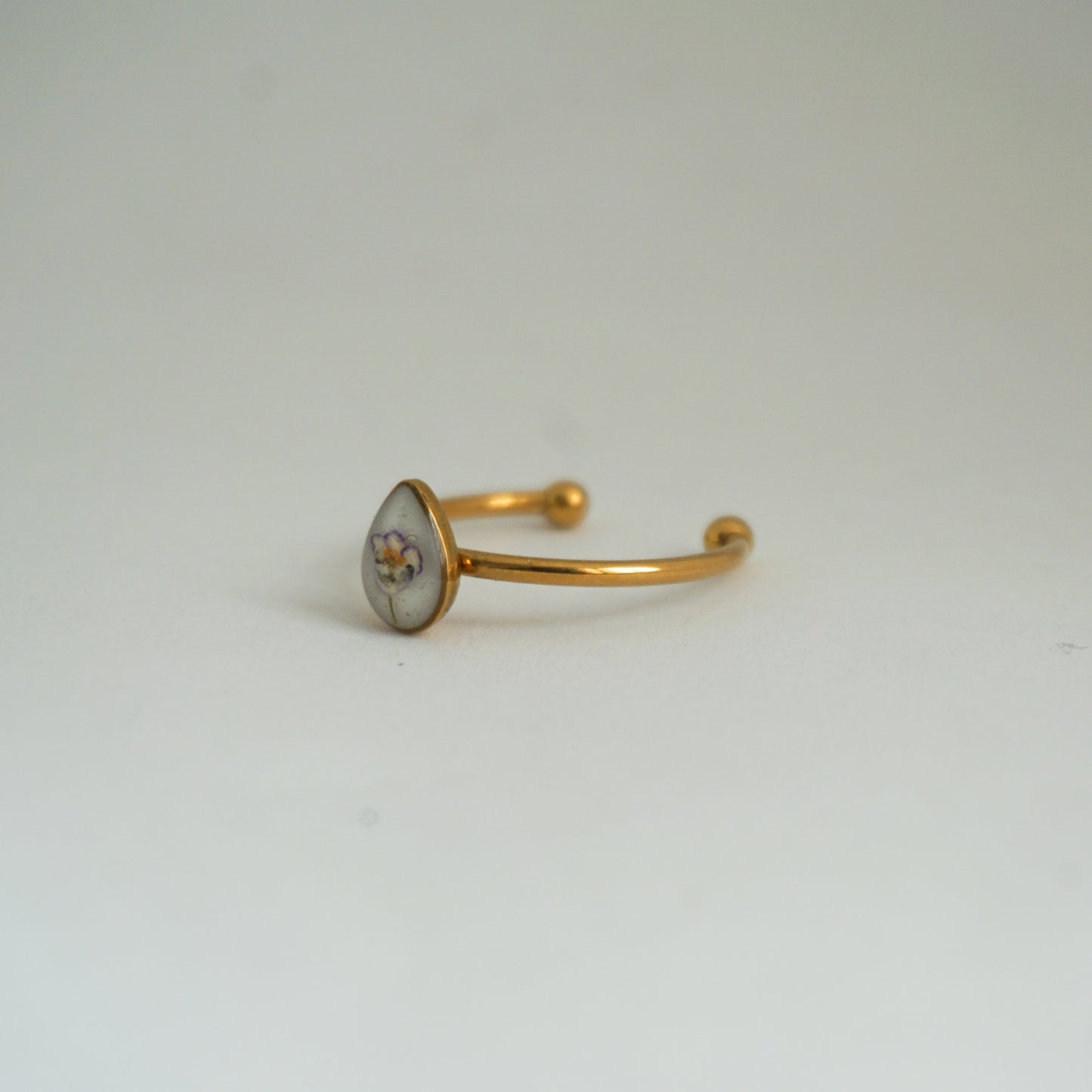 Anillo ajustable panalillo lila fondo blanco