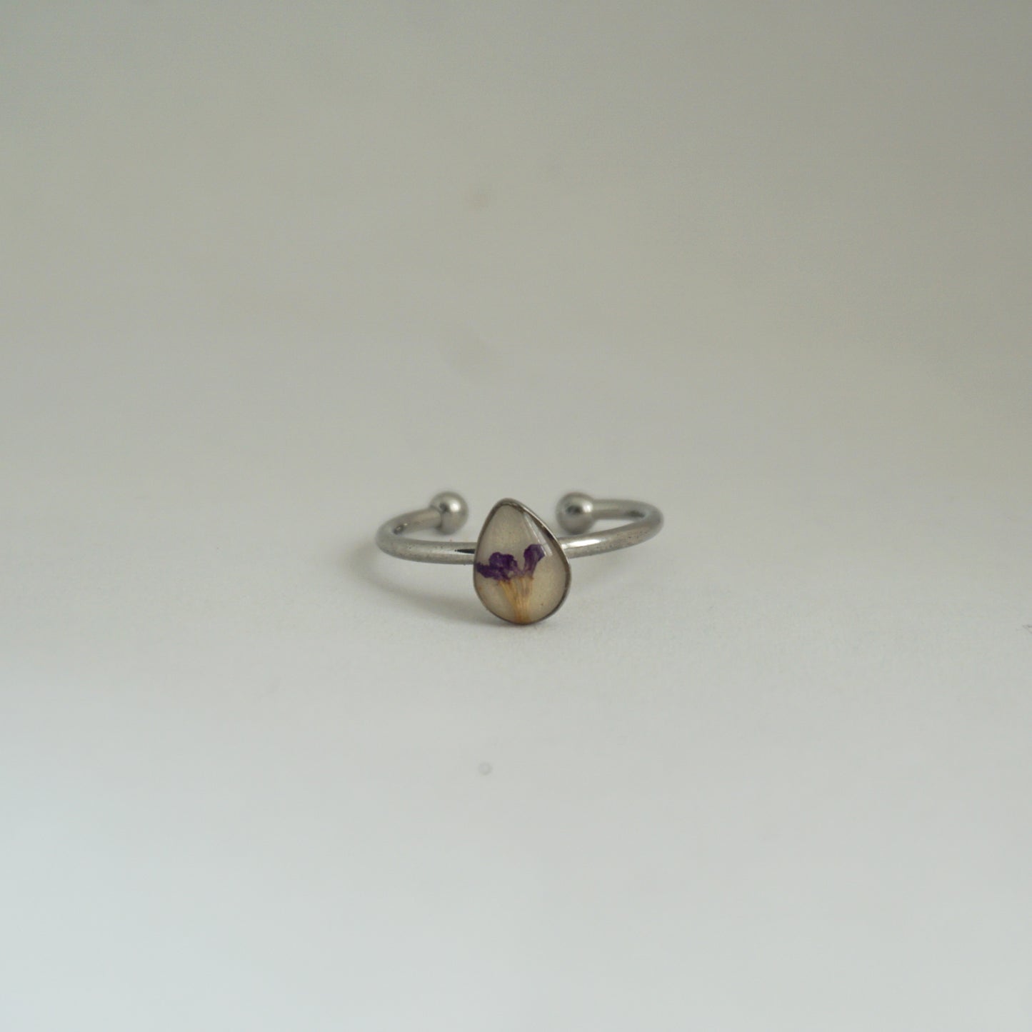 Anillo ajustable trueno de venus fondo blanco