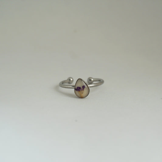 Anillo ajustable trueno de venus fondo blanco