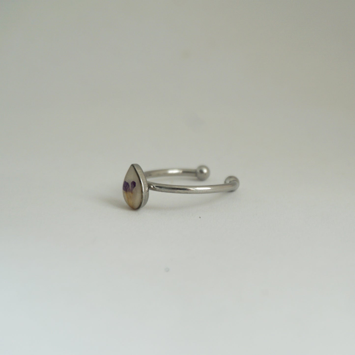 Anillo ajustable trueno de venus fondo blanco