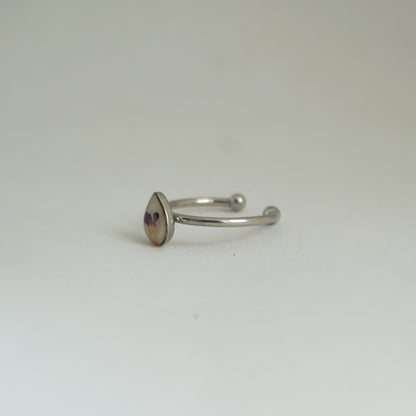 Anillo ajustable trueno de venus fondo blanco