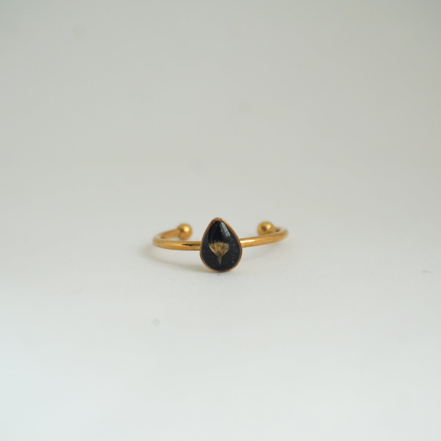 Anillo ajustable flor silvestre fondo negro