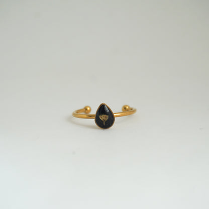 Anillo ajustable flor silvestre fondo negro