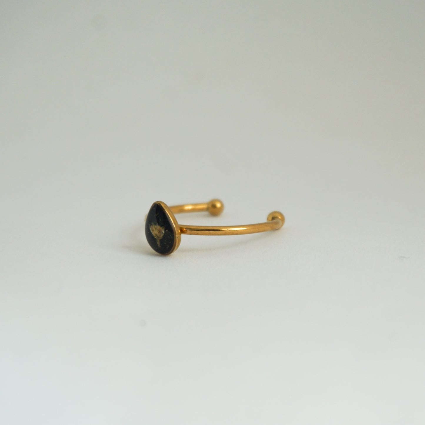 Anillo ajustable flor silvestre fondo negro