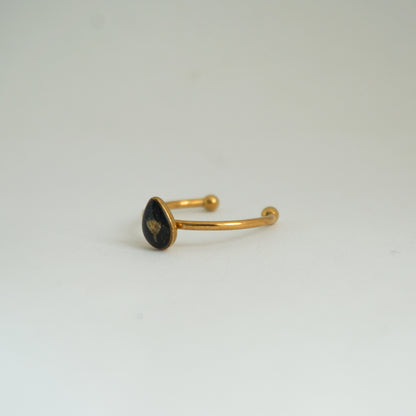 Anillo ajustable flor silvestre fondo negro