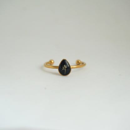 Anillo ajustable flor del cilantro fondo negro