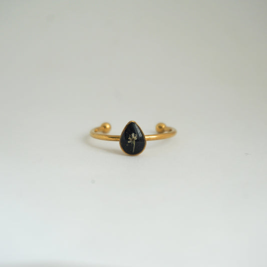 Anillo ajustable flor del cilantro fondo negro
