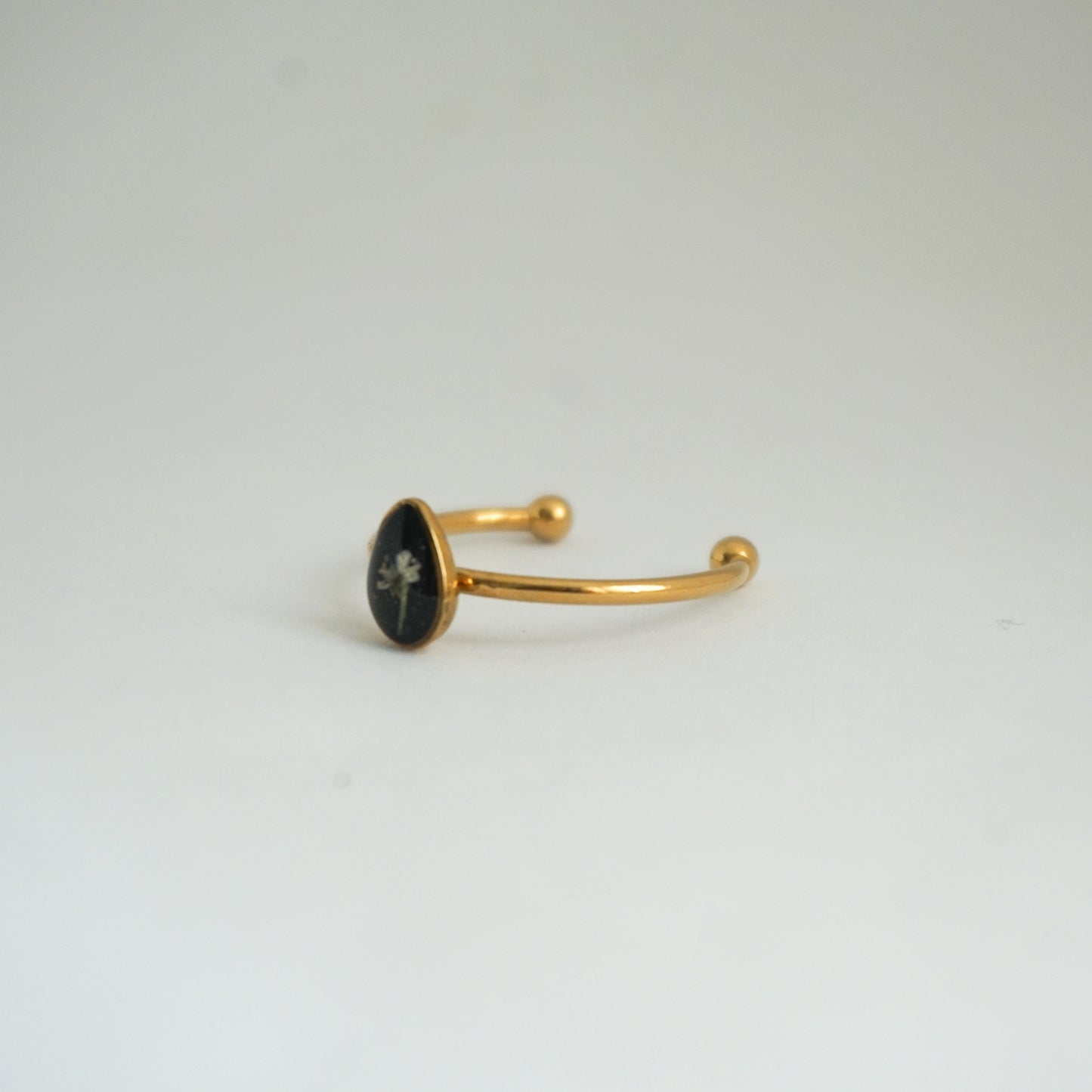 Anillo ajustable flor del cilantro fondo negro