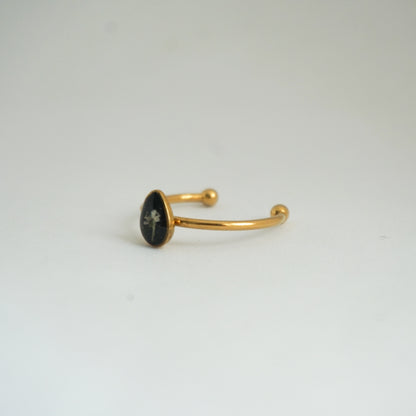 Anillo ajustable flor del cilantro fondo negro