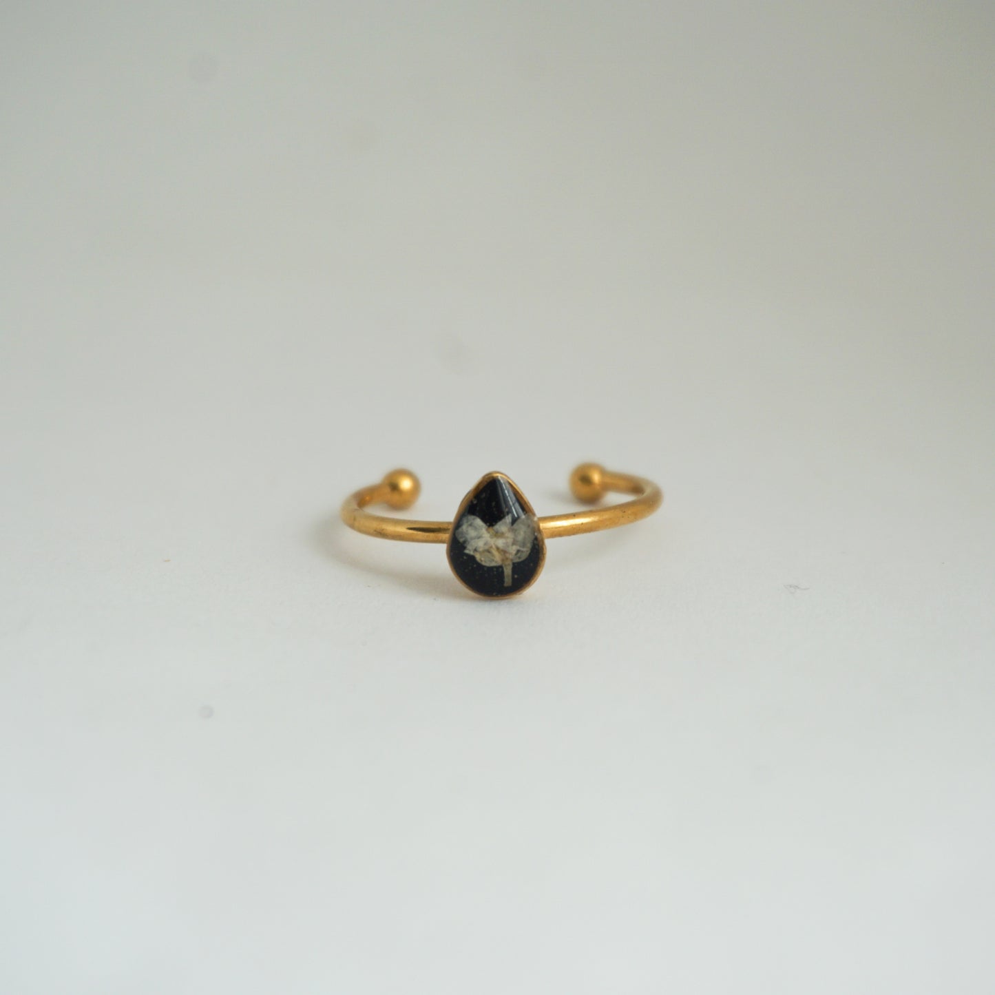 Anillo ajustable panalillo blanco fondo negro