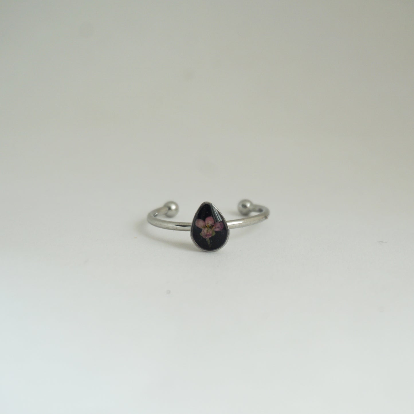 Anillo ajustable panalillo rosa fondo negro