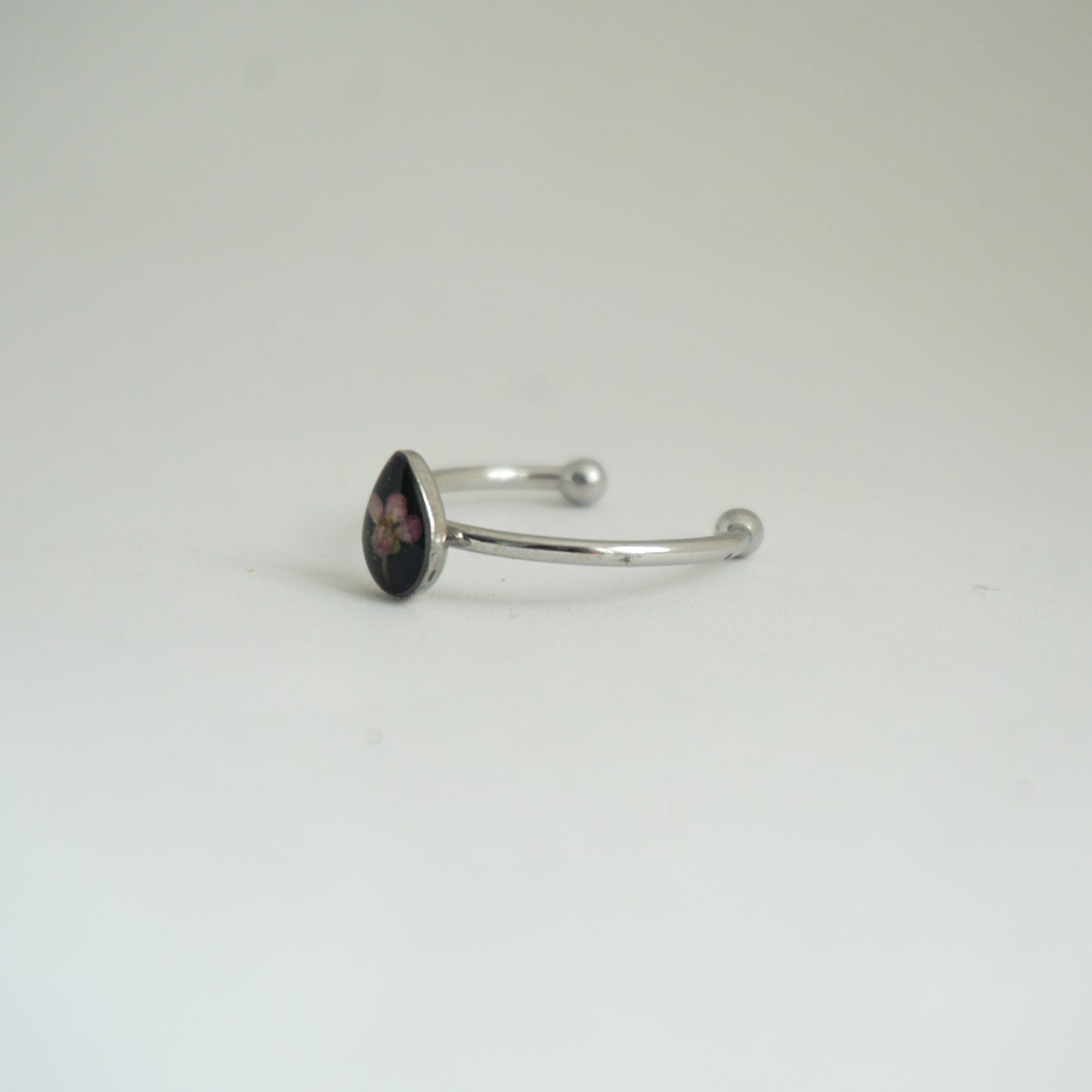 Anillo ajustable panalillo rosa fondo negro