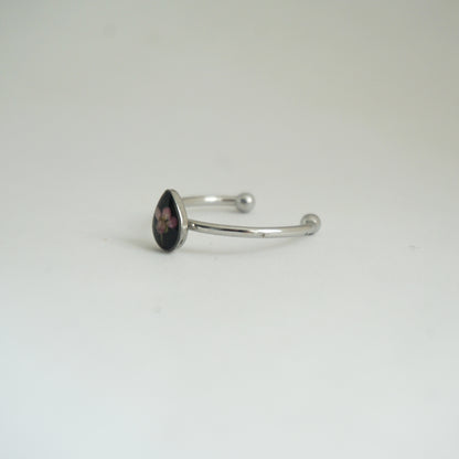 Anillo ajustable panalillo rosa fondo negro