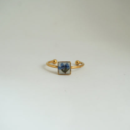 Anillo ajustable nomeolvides fondo blanco