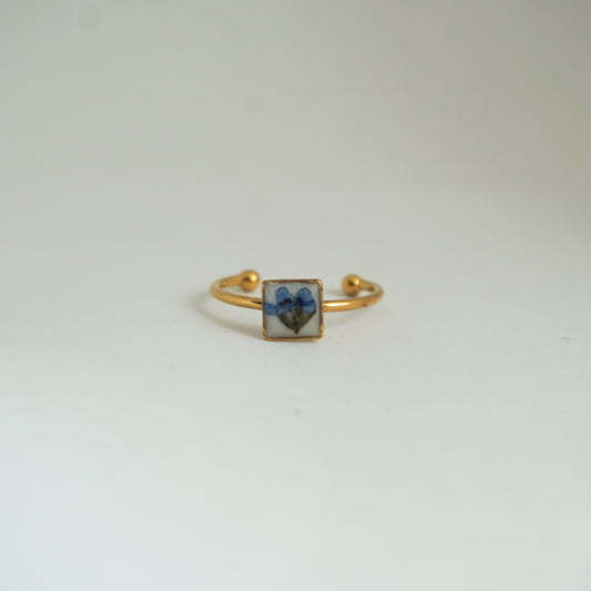 Anillo ajustable nomeolvides fondo blanco