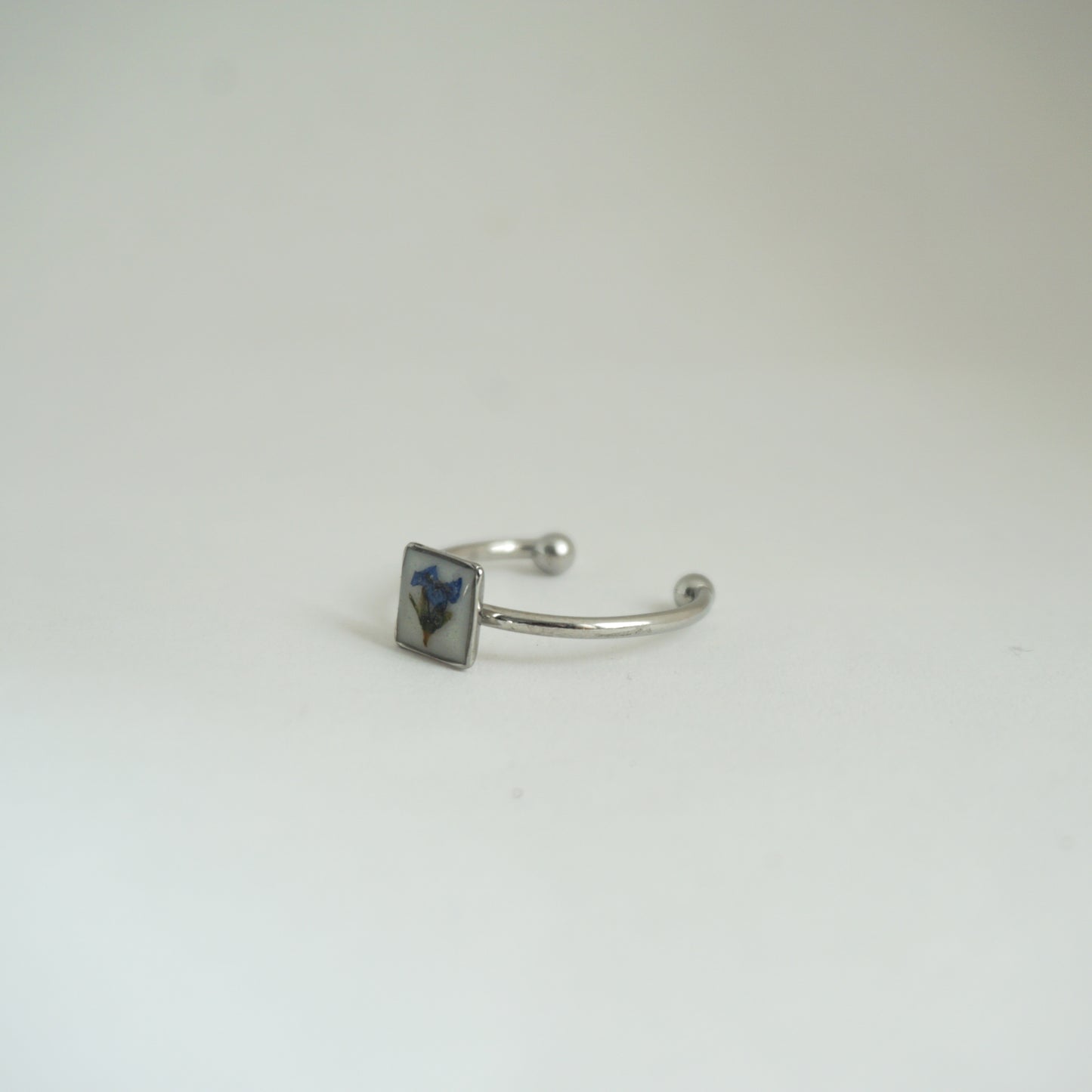 Anillo ajustable nomeolvides fondo blanco