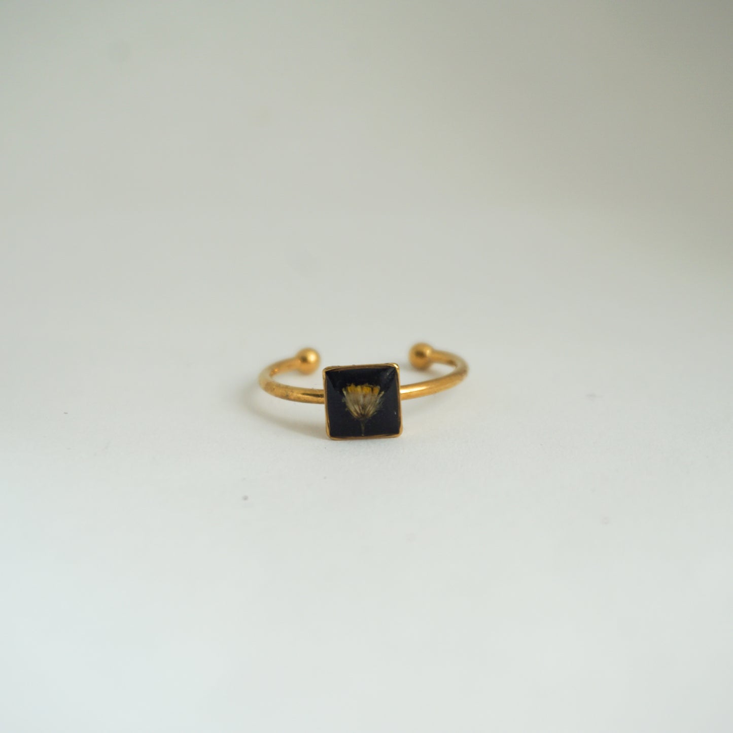 Anillo ajustable flor silvestre fondo negro