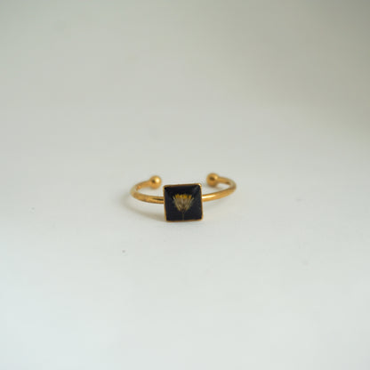 Anillo ajustable flor silvestre fondo negro